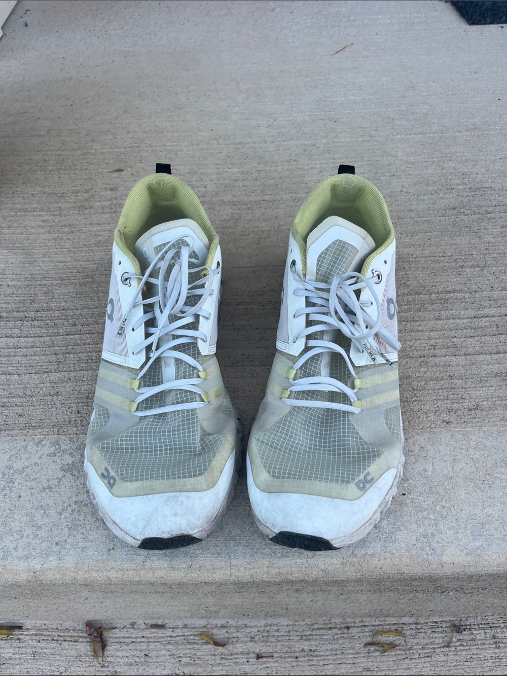 Men's Athletic Running Shoes in Light Green and White
